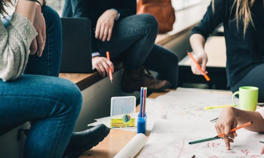 people-2557399_1280-1280x650